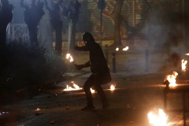 Πεδίο μάχης! Επεισόδια με μολότοφ και φωτοβολίδες στα Εξάρχεια